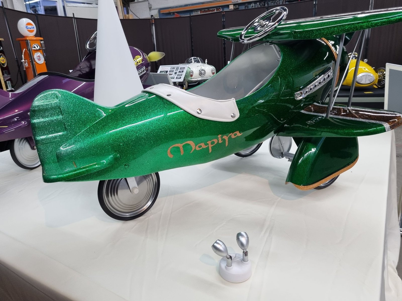 Ein grünes Spielzeugflugzeug mit dem Namen Mapiya darauf